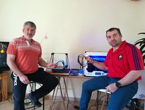 Nicolas Lezin, assis à droite, aux côtés de son collègue professeur en STI2d, Emmanuel Michel. Ils produisent des visières destinées aux institutions médicales. À droite, Valentin Ripard, arbitre de 26 ans, imprime lui aussi des visières à Lyon au sein d’un collectif qui a déjà permis de livrer 5 000 pièces. Photos DR