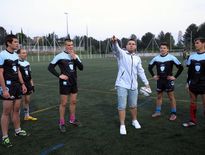 Guilhem Guirado fut l’entraîneur d’un soir des jeunes séminaristes de La Castille (Var) lors d’un match de rugby loisirs. Le RC de la Terre Promise existe depuis 2013 et son QG est situé dans le centre-ville de Toulon. En effet, les prêtes ont acheté un bar, « Le Graal » où ils se retrouvent régulièrement. Photos M. O. - D. P.