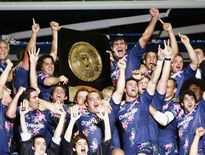La joie des joueurs du Stade Français, après avoir soulevé le Bouclier de Brennus, en 2007. Le 5e, et dernier, de l'ère Guazzini.