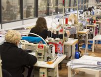 Pour faire face à la pénurie de blouses et de masques en milieu hospitalier, l’entreprise du président d’Antony Métro 92 s’est muée en atelier de couture pour équipements de protection. Photo DR