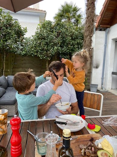 Présent dans le staff de la Section paloise depuis sa retraite sportive en 2018, Conrad Smith est aussi, à 38 ans, un papa heureux et en ce moment très sollicité par ses deux enfants de 5 et 3 ans.