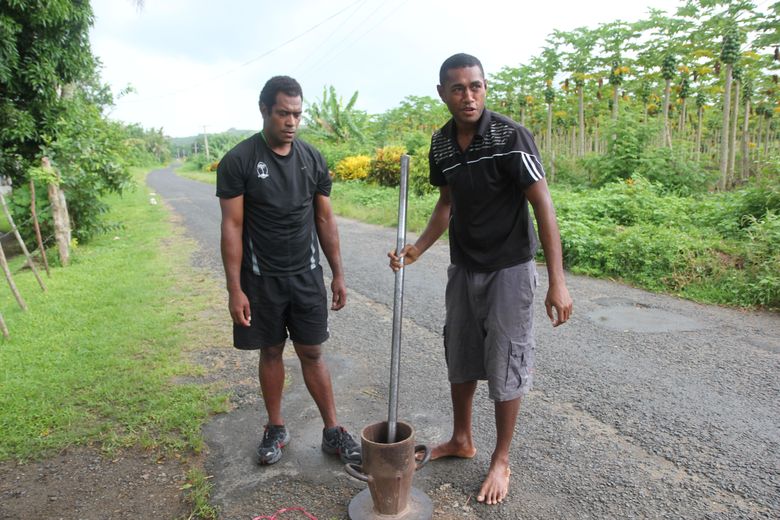 Reclus dans son village natal, nous avions retrouvé la trace de Napolioni Nalaga, qui portait à l’époque les couleurs de Clermont, au printemps 2011 à Nadroga. Après une phase dépressive, il reprenait peu à peu au goût aux choses en participant aux travaux collectifs de la communauté. Photo DR et Icon Sport