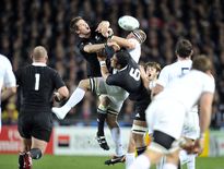 Richie McCaw (Nouvelle-Zélande) face à Imanol Harinordoquy (France) lors de la finale de la Coupe du monde 2011