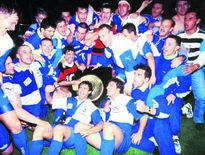 Les joueurs du CABBG fêtent leur victoire finale avec le bouclier de Brennus en 1991.