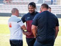 Pierre Mignoni (Lyon) en discussion avec Mathieu Bastareaud et Patrice Collazo (Toulon).