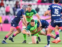 à l’image de cette action où l’arrière Ben Smith est maîtrisé par la défense du Stade français, la saison de la Section aura été semée d’embûches. Et le passage du All Black dans le Béarn ne restera pas dans les mémoires des supporters.