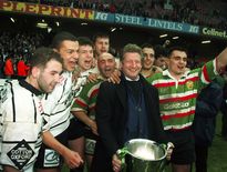 La victoire européenne en 1997 restera comme le summum des années de la présidence de Patrick Sébastien (qui tient la coupe entre ses mains). Ce succès doit aussi beaucoup à la patte de Laurent Seigne, l’entraîneur . Sans oublier les joueurs phares du CA Brive de cette époque avec Christophe Lamaison, Philippe Carbonneau Alain Penaud et Loïc Van Der Linden. Une équipe très soudée et qui adorait la bringue. On y distingue respectivement David Venditti, Cédric Heymans, Christophe Lamaison, Yann Domi, Didier Casadéï sur l’une; Francois Duboisset, Tony Rees et Éric Alégret sur l’autre.