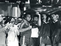 Le 29 mai 1982 au Parc des Princes, les Agenais Lacroix, Dupont, Dubroca et Gratton brandissent le Bouclier de Brennus, tandis que François Mitterrand, Edwige Avice et Albert Ferrasse les applaudissent.