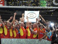 Les Perpignanais euphoriques au moment de soulever le Bouclier de Brennus (en haut à droite). Un groupe fou au milieu duquel se trouvait la superstar des All Blacks Dan Carter (aux côtés de Jérôme Porical), qui, même s’il n’a pas beaucoup joué, a permis à ses partenaires d’élever naturellement leur niveau d’exigences. Des cadres emblématiques, comme David Marty, ballon en main devant Nicolas Durand et Gavin Hume, ou l’adjoint Bernard Goutta, entraînant des éléments moins réputés mais tout aussi décisifs, comme Adrien Planté (en bas à droite). La preuve également en image (en bas à gauche), que Jacques Brunel a bel et bien honoré son pari. Photos Icon Sport
