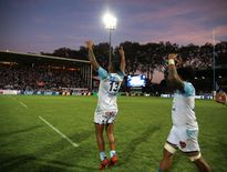 Pour son retour dans l’élite, l’Aviron aura connu de nombreux aléas, notamment une épidémie d’oreillons touchant ses joueurs. Mais Bayonne (ici Alofa et Luamanu contre La Rochelle) s’était donné le droit de rêver en remportant des victoires importantissimes notamment face au Stade français fin février (28-17).