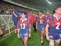 La force du FCG de l’époque frésidait notamment son immense pack, que l’on voit à l’œuvre en finale 1993 contre Castres (photo en haut à gauche) dans un auguste ballet aérien où l’on reconnaît, de gauche à droite, Olivier Brouzet, Dzoni Mandic, Philippe Tapié, Dominique Mazille (de dos), Olivier Merle et le capitaine Hervé Chaffardon. Une équipe surnommée "Les Mammouths" et que l’on voit au grand complet avant la finale (ci-contre), flanqués de leur entraîneur Michel Ringeval (à gauche) et du soigneur Mimi Trouilloud (à droite), saluée comme de coutume par le président de la République d’alors, François Mitterrand (en bas, deuxième photo en partant de gauche).C’était l’époque du président Seraphin "Rico" Rinaldi (ci-dessous), ainsi que du "Dolmen" Jean-Pierre Gébus et du numéro 8, Dzoni Mandic, qui encadrent dans les vestiaires de Lesdiguières la figure bien connue de Jacques Fouroux, consultant de luxe des Mammouths mais aussi candidat déclaré à la présidence de la FFR.Arrivé au club en provenance de Montferrand pour succéder à Jean Liénard, l’entraîneur Michel Ringeval (en bas à droite) garde un souvenir frustré de l’épopée de ses protégés, tout comme les acteurs du moment sur le terrain (en bas, complètement à gauche), à l’image de l’ailier Brice Bardou, du centre Willy Taofifenua (qui refusait par supersititon de porter le numéro 13) et du talonneur Philippe "Bibi" Ferruit tout à leur tristesse dans un tour d’honneur au goût particulièrement amer…Photos FCG.com, Olivier Bicais et La Dépêche du Midi
