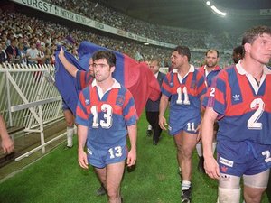 La force du FCG de l’époque frésidait notamment son immense pack, que l’on voit à l’œuvre en finale 1993 contre Castres (photo en haut à gauche) dans un auguste ballet aérien où l’on reconnaît, de gauche à droite, Olivier Brouzet, Dzoni Mandic, Philippe Tapié, Dominique Mazille (de dos), Olivier Merle et le capitaine Hervé Chaffardon. Une équipe surnommée "Les Mammouths" et que l’on voit au grand complet avant la finale (ci-contre), flanqués de leur entraîneur Michel Ringeval (à gauche) et du soigneur Mimi Trouilloud (à droite), saluée comme de coutume par le président de la République d’alors, François Mitterrand (en bas, deuxième photo en partant de gauche).C’était l’époque du président Seraphin "Rico" Rinaldi (ci-dessous), ainsi que du "Dolmen" Jean-Pierre Gébus et du numéro 8, Dzoni Mandic, qui encadrent dans les vestiaires de Lesdiguières la figure bien connue de Jacques Fouroux, consultant de luxe des Mammouths mais aussi candidat déclaré à la présidence de la FFR.Arrivé au club en provenance de Montferrand pour succéder à Jean Liénard, l’entraîneur Michel Ringeval (en bas à droite) garde un souvenir frustré de l’épopée de ses protégés, tout comme les acteurs du moment sur le terrain (en bas, complètement à gauche), à l’image de l’ailier Brice Bardou, du centre Willy Taofifenua (qui refusait par supersititon de porter le numéro 13) et du talonneur Philippe "Bibi" Ferruit tout à leur tristesse dans un tour d’honneur au goût particulièrement amer…Photos FCG.com, Olivier Bicais et La Dépêche du Midi