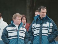 Ci-contre, le capitaine castrais brandit le Bouclier de Brennus 1993.Ci-dessus, au côté d’Alain Gaillard passé au rôle d’entraîneur.