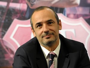 En 2011, Thomas Savare (photo en haut à gauche) reprend le Stade français après plusieurs semaines d’un feuilleton rocambolesque, grâce à la persuasion de Richard Pool-Jones (ci-contre). Nous sommes au mois de juin et le club parisien est au bord du gouffre, victime d’une escroquerie dans laquelle on retrouve une mystérieuse fondation, la Fondation pour l’amélioration des conditions de l’enfance dans le monde, basée à Montréal, sur le Boulevard Métropolitain Est (en bas au centre). À l’époque, le club parisien est détenu par Max Guazzini (en bas à gauche) mais des finances exsangues, la faute à la faillite de sa régie commerciale Sportys, et la pression de la DNACG le poussent, sur conseil de Bernard Laporte (ci-dessous), à se précipiter sur le secours de ce fonds canadien, prêt à injecter des dizaines de millions d’euros. Photos Icon Sport