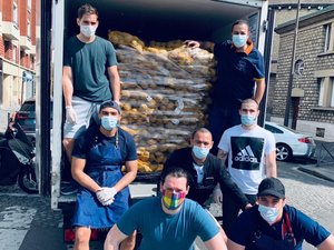 Durant cette crise du Covid, de nombreux rugbymen se sont mobilisés pour livrer de la nourriture aux populations les plus fragiles. Ici Gaël Fickou et les joueurs du Stade français ont chargé des palettes de pommes de terre. Photo Rungis Rugby Club