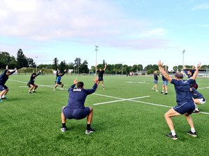 Les Agenais sur leur synthétique, en pleine séance de gainage et mouvements. Un de leurs trois ateliers de remise en forme avant la reprise du jeu et des contacts. Photo SUA