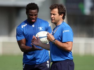 À l’été 2010, Fabien Galthié (photo en haut à gauche) a posé ses valises à Montpellier pour y entraîner en compagnie de son copain et mentor Éric Béchu (ci-contre). Les deux hommes vont métamorphoser un club habitué à végéter tout en bas du classement du Top 14. S’appuyant sur une génération dorée - Ouedraogo (en haut à droite), Tomas, Trinh-Duc (en bas à droite, contre le Racing lors d’un match référence en aôut 2010), de joueurs formés au club (Doumayrou, Bérard) ou d’Argentins venus dans leurs bagages (Fernandez, Bustos Moyano, Figallo), les deux hommes vont mener le MHR de Sylvain Mirande (en bas à gauche) au Stade de France pour y disputer la finale (en bas au milieu) dès leur première saison. Une année, où tous auront vécu une aventure humaine hors du commun, comme lors de ce bizutage d’avant-saison à Saint-Girons (en haut au centre). Photos Icon Sport et collection personnelle