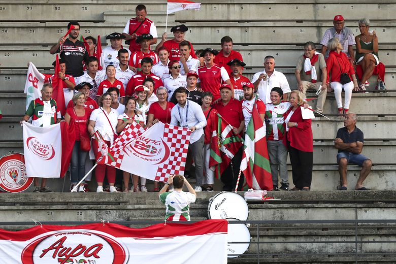 Jean-Baptiste Aldigé au milieu des supporters du BO pour lequelil souhaite mener le grand projet Aguilera qui doit permettre au club son développement et sa pérennité.Photos Icon Sport