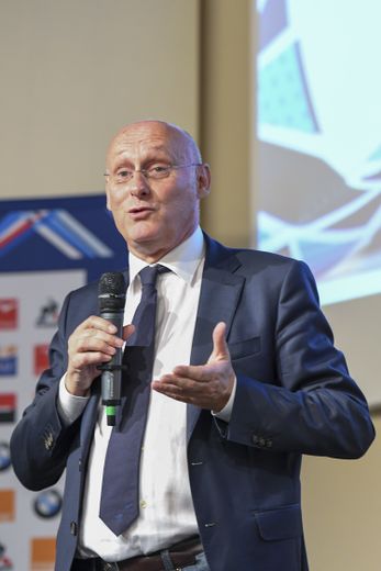 Sur plusieurs fronts, Bernard Laporte, président de la Fédération Française de Rugby semble faire un pas vers les clubs.