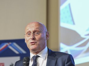 Sur plusieurs fronts, Bernard Laporte, président de la Fédération Française de Rugby semble faire un pas vers les clubs.