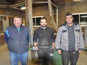 S’il a porté les couleurs de Toulouse et Grenade chez les jeunes puis Colomiers, Aurillac, Albi et Toulon, c’est à Brive que Guillaume Ribes sera resté le plus longtemps (huit saisons). Toujours installé en Corrèze, il s’est reconverti comme menuisier, par l’intermédiaire d’un ami, Didier Bécot (à droite sur la photo du bas).