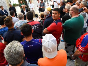 Robert Ménard (maire de Béziers) devant les supporters du club