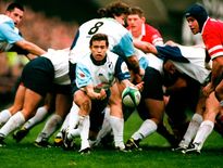 Le Colomiers du président Michel Bendichou (en bas sur la page de gauche) mais aussi des Galthié, Sieurac, Sadourny, Tabacco à la fin des années 90 ont enchaîné trois finales : Challenge européen en 1998, Coupe d’Europe en 1999 puis celle du championnat de France en 2000 sous la houlette de Jean-Philippe Cariat et Serge Milhas. Photos Midi Olympique, Icon Sport et Colomiers Rugby