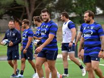 Les Agenais étaient tout sourire à la reprise de l’entraînement jeudi dernier, à l’image du deuxième ligne arrivé de Castres, Victor Moreaux. En fond, Christophe Laussucq a pu faire passer ses premières consignes. Photo DDM - Morad Cherchari