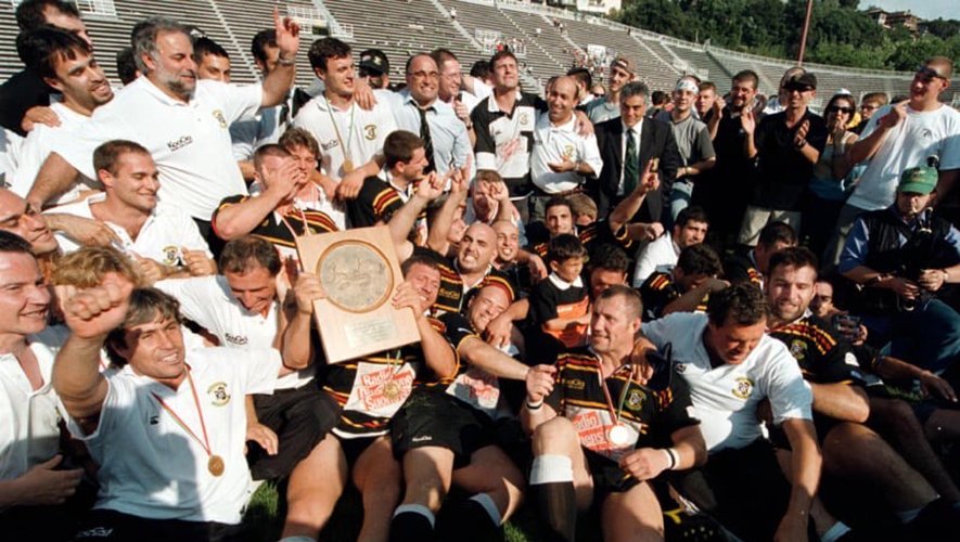 Gilbert Doucet (assis, en blanc, deuxième en partant de la droite) avait permis au club romain de glaner le cinquième et dernier titre de champion d’Italie de son histoire. Depuis, Rugby Roma évolue plutôt dans le ventre mou du championnat.