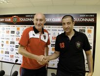 Incontestablement, le duo Boudjellal-Laporte a marqué l’histoire du RCT d’une empreinte indélébile. En cinq ans, ils atteignent huit finales, et en remportent la moitié. En haut à gauche, la première image des deux hommes lors de la présentation de l’entraîneur en septembre 2011. En haut à droite, leur premier trophée : la Champions Cup en 2013. Au milieu, Johnny Wilkinson et le bouclier de Brennus qu’ils remportent l’année suivante. À gauche, Bryan Habana, Leigh Halfpenny et Matt Giteau soulèvent la troisième Champions Cup consécutive pour le club, du jamais vu. En haut à droite, le club tourne définitivement cette formidable page, cet hiver avec le départ du président. Photos Icon Sport.