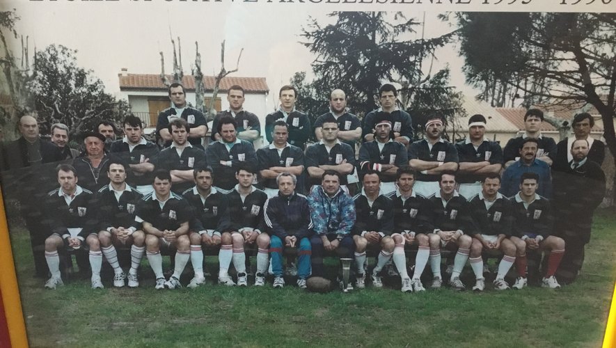 Le groupe de l’étoile Sportive Argelésienne 1995-1996, une formation de Groupe A2, qui se paya le luxe d’éliminer une équipe d’élite (Nice) avant de résister avec bravoure au Stade toulousain. Elle était entrainée par une figure mythique du rugby catalan, Pierre Aylagas. En bas, la première ligne qui fit face aux Niçois et aux Toulousians : Larfi, Bertrand et Ph. Amalric. 
