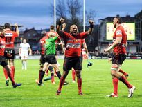 En haut à gauche, le talonneur Jody Jenneker exulte après une victoire à domicile contre le Racing 92 qui fait d’Oyonnax un prétendant légitime aux phases finales alors que trois jours avant, le groupe oyonnaxien avait fait une fiesta mémorable.