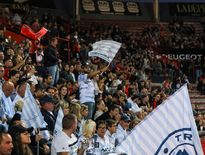 Les supporters attendent surtout de connaître le protocole qui sera imposé dans les stades pour la reprise, avant de prendre position.