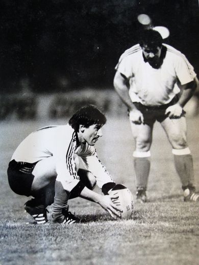Guy Laporte s’apprête à buter sous l’œil de Gérard Durand lors du quart de finale de 1987 face à Toulouse.