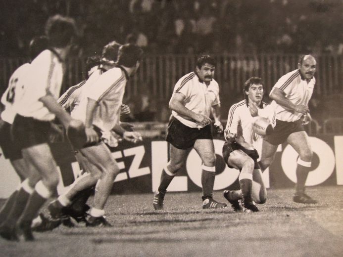 Guy Laporte lance l’attaque graulhétoise lors du quart de finale de championnat perdu en 1987 face à Toulouse sous le regard de Gérard Durand et Daniel Revallier.