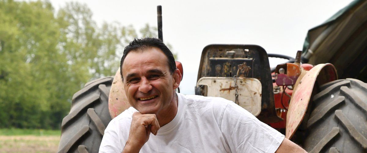 Gérard Majoral, ancien flanker de l’USAP, célèbre pour son association avec Marc Liévremont, est devenu agriculteur en partie bio. Le voilà sur son tracteur et au milieu de ses salades.