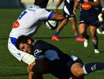 Le demi de mêlée castrais Santiago Arata a souvent joué sous pression, bien plaqué ici par le nouvel ouvreur du SUA, Mathieu Lamoulie.