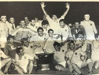 Pierre Pédeutour, François Pierre, Jean-Claude Ballatore et Tony Catoni, la génération niçoise des années 80. L’influence toulonnaise était toujours là, mais le club des Alpes Maritimes alignait des joueurs formés sur place. La greffe varoise avait bien pris.Ci contre : à droite : Nice, vainqueur du Challenge Yves Du Manoir 1985.En bas à gauche et à droite, André Herrero expulsé pour son dernier match en 1977. Il a marqué Nice de son empreinte après avoir marqué de la même façon Toulon.et même l’équipe de France.