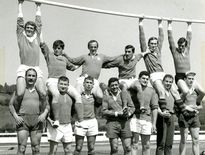 À haut à gauche : les Lourdais champions en 1968. Attitude décontractée pour une génération fière d’avoir imité sa devancière.En bas à gauche, Roland Crancée fêté en 1960. Au milieu, Michel Crauste et André Herrero avant la finale Lourdes-Toulon de 1968. En bas, l’équipe championne en 58. À droite Antoine Béguère, maire, président et mécène du club. En haut à gauche, Jean Prat porté en triomphe dans les années 50. En bas, Jean et Maurice Prat, la fratrie emblématique des années d’or du FCL. Jean Gachassin, petit lutin vedette de la deuxième. Photos archives Midi Olympique et La Dépêche du Midi