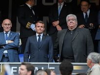 En guerre ouverte depuis 2016 et la première élection de Bernard Laporte, le président de la FFR (Laporte) et celui de la LNR (Paul Goze), ici aux côtés du président de la République Emmanuel Macron (finale 2017), n’en finissent plus de se déchirer autour de l’organisation des tests-matchs d’automne.