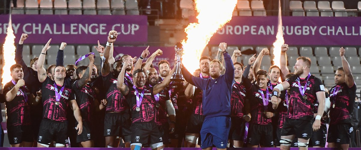 Les joueurs de Bristol soulèvent le trophée après avoir remporté la Challenge Cup contre Toulon