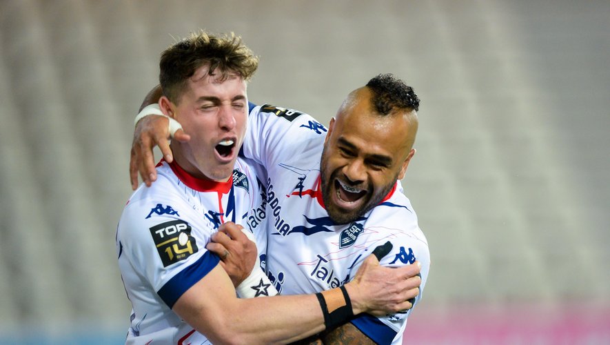 William PERCILLIER of Stade Francais celebrates his try with Telusa VEAINU of Stade Francais
