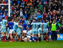 Personne dans le camp tricolore n’a oublié le traquenard du printemps dernier. Et même si le groupe France n’a pas voulu trop revenir sur les événements du dernier match du Tournoi des 6 Nations à Murrayfield, il y a fort à parier que les Bleus ne se laisseront pas marcher dessus. Le tout dans le respect des règles et usages… Photo Icon Sport