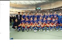 L’équipe championne de France 1998. Rang du haut, de gauche à droite, Max Guazzini (président), Laurent Pedrosa, Sylvain Marconnet, Marc Lièvremont, Philippe Gimbert, Serge Simon, Christophe Moni, Grant Ross, Cliff Mytton, Richard Pool-Jones, Christophe Juillet, Hervé Chaffardon, David Auradou, Olivier Roumat, Alexis Savigny (médecin). Rang du bas, de gauche à droite, Bernard Laporte (entraîneur), Ludovic Loustau, Diego Dominguez, Christophe Laussucq, Franck Comba, Vincent Moscato, Geoffrey Abadie, Arthur Gomes, Christophe Dominici, Emori Bolobolo. Ainsi débuta une épopée riche de cinq titres de champion de France dont celui-ci, le premier de l’ère moderne, face à Perpignan.