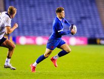 Utilisé à contre-emploi lors de ses deux dernières sorties, Matthieu Jalibert pourrait être incité à se libérer davantage ballon en main, si les Bleus veulent réaliser l’exploit. Photo Icon Sport