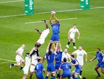 Cameron Woki et les Bleus face aux Anglais.