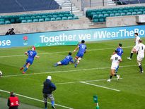 Brice Dulin aplatit l'essai des Bleus à Twickenham