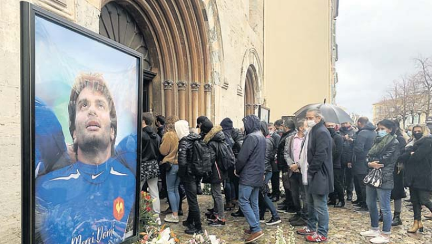 Dix jours après le décès de Christophe Dominici, l’émotion était toujours palpable chez ses proches et le monde du rugby, lors de ses funérailles qui ont eu lieu ce vendredi à Hyères. 
