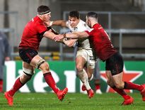 Les Toulousains d’Antoine Dupont, ici aux prises avec John Cooney et Matthew Real, ont réalisé une belle opération avant d’accueillir Exeter dimanche après-midi.