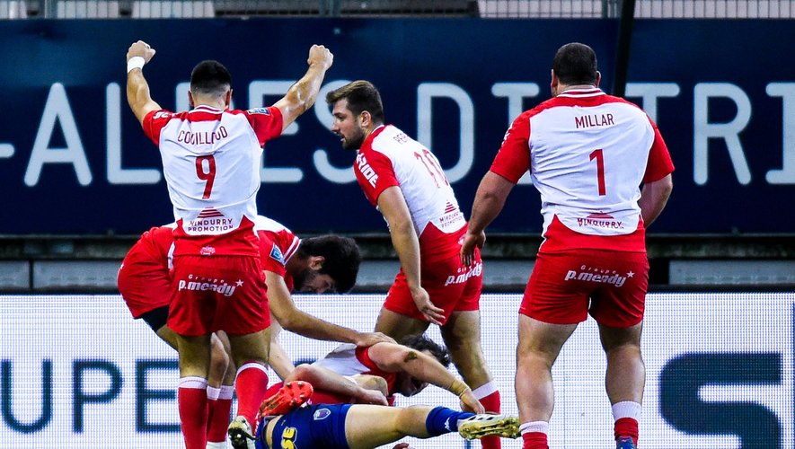 Barnabe COUILLOUD and Team Biarritz celebrate during the PRO D2 match Between FC Grenoble Rugby and Biarritz Olympique at Grenoble, France on December 17th 2020 ( Photo by Hugo Pfeiffer / Icon Sport ) - Stade des Alpes - Grenoble (France)
